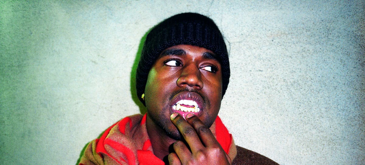 Kanye West enseñando sus dientes, 2004.