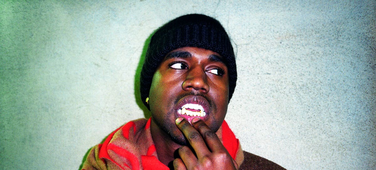 Kanye West enseñando sus dientes, 2004.