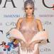 Laura Escanes recrea un atrevido vestido viral de Rihanna y recibe el aplauso de María Pombo o Dulceida
