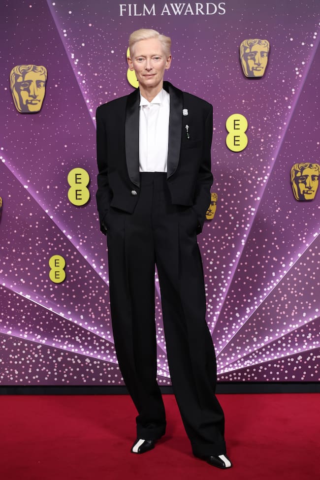 Chanel fue la firma escogida por Tilda Swinton para lucir este traje de pantalón de pinzas y chaqueta crop de esmoquin.