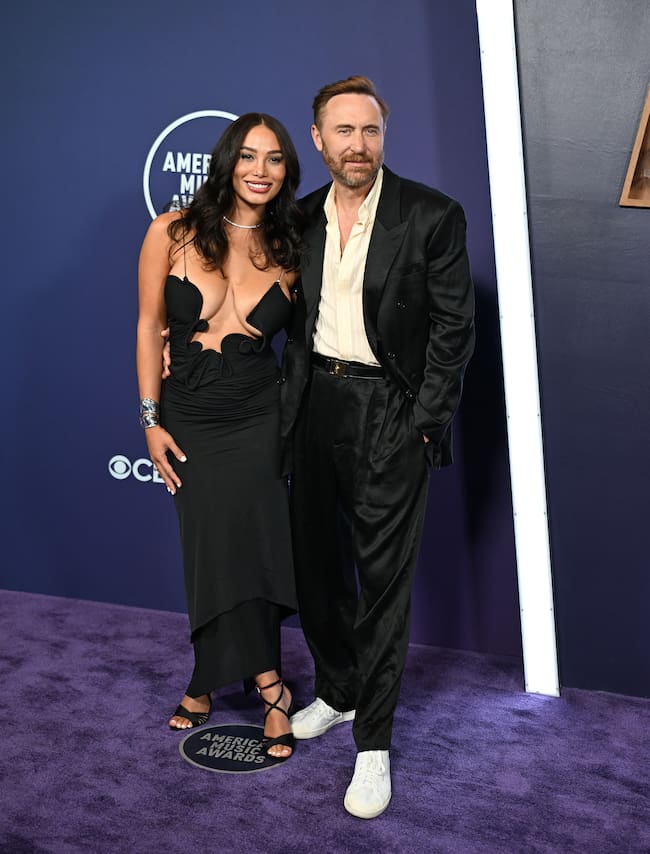 Otra pareja que decidió conjugarse apostando por el negro. Ella con escotazo y él con zapatillas blancas, que no hay que ponerse demasiado formales.