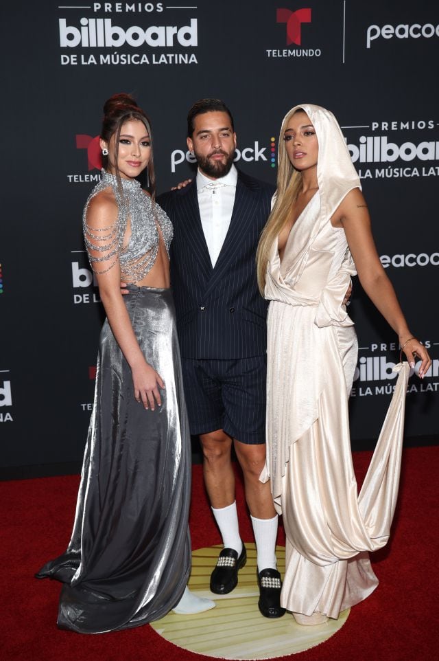 Maluma posó con Paulina B y Abril en la alfombra roja de los Premios Billboard de la Música Latina 2022.