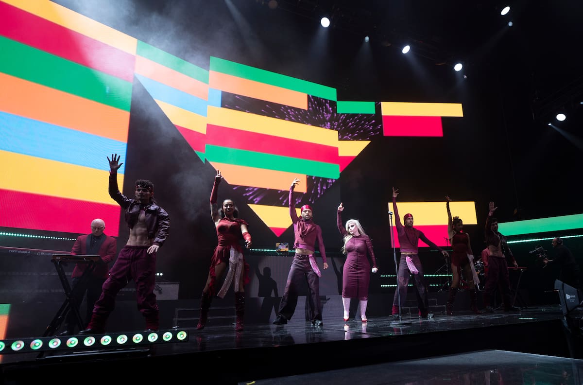 El dúo ha encadenado un medley de 'Dramas y comedias' y 'Me voy’ para convertir el recinto en una pista de baile sin complejos, antes de rematar con el icónico 'A quién le importa'.