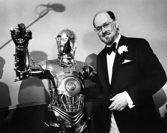 El compositor John Williams posa con C3PO, el robot de &#039;Star Wars&#039;, en 1980.