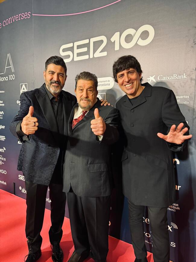 Tony Aguilar, Rafel Revert y Dani Moreno El Gallo, en el photcall del evento SER 100, que conmemora los cien años de la radio en España. Rafael Revert fue uno de los fundadores de LOS40 Principales.