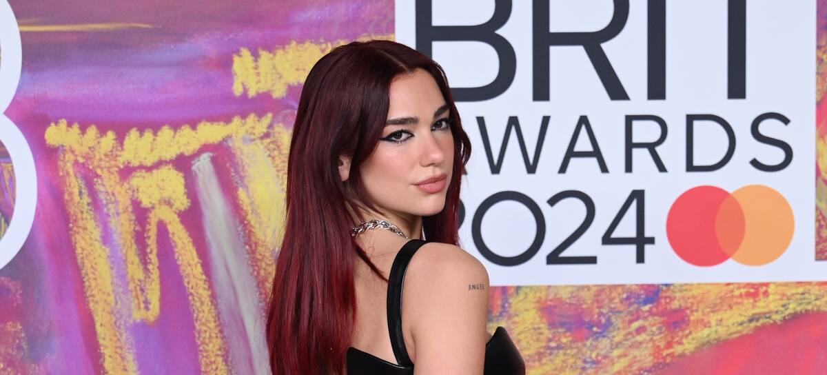 Dua Lipa ha posado espectacular en la alfombra roja de los Brit Awards 2024 con un vestidazo negro ajustado, dejando su melena suelta