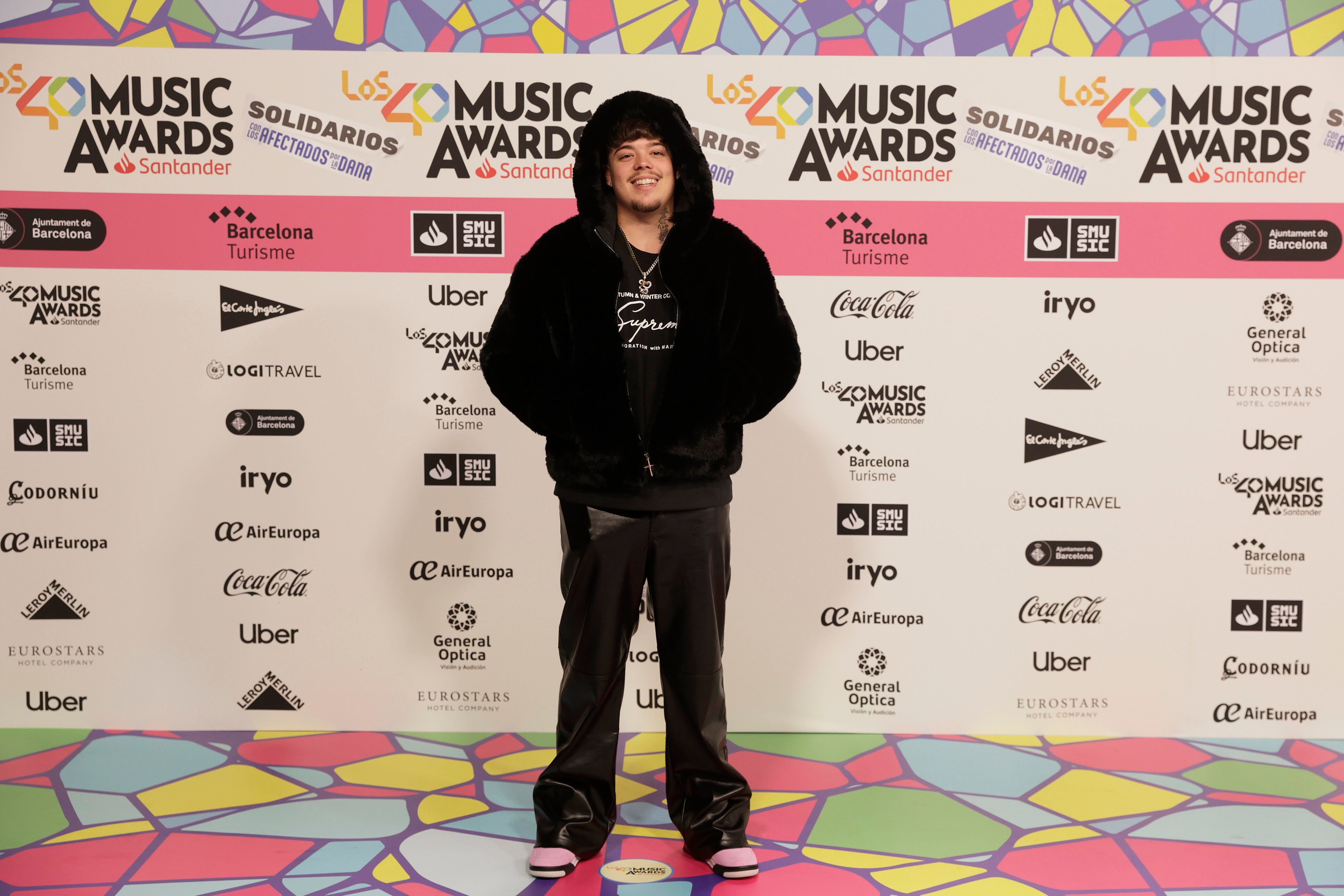 Otro de los complementos y vestuarios que estamos viendo a lo largo de esta alfombra roja de LOS40 Music Awards Santander 2024 son los abrigos de &#039;pelito&#039;. Aquí Saiko parece el &#039;osito amoroso&#039; que ha cobrado vida de la camisa de nuestro compi Karin Herrero.