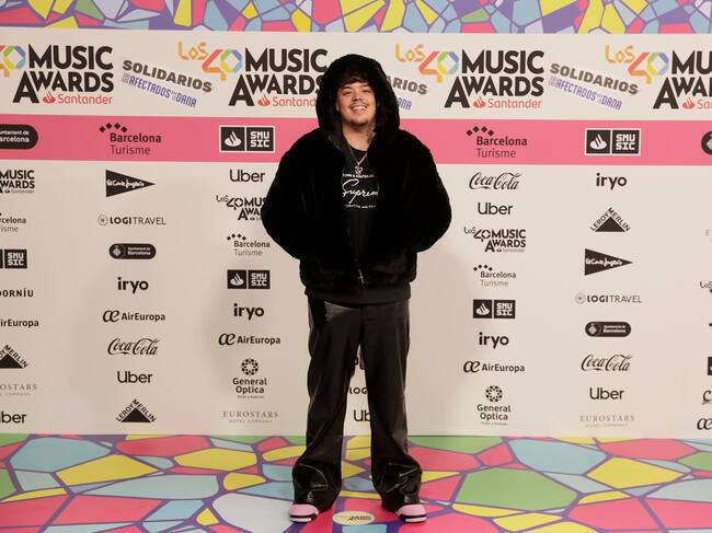 Otro de los complementos y vestuarios que hemos visto a lo largo de esta alfombra roja de LOS40 Music Awards Santander 2024 son los abrigos de 'pelito'. Aquí Saiko parece el 'osito amoroso' que ha cobrado vida de la camisa de nuestro compi Karin Herrero.
