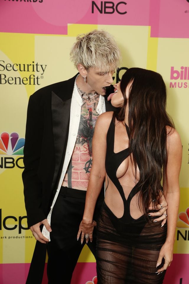 Machine Gun Kelly (i) y Megan Fox (d) acuden a los premios Billboard de 2021