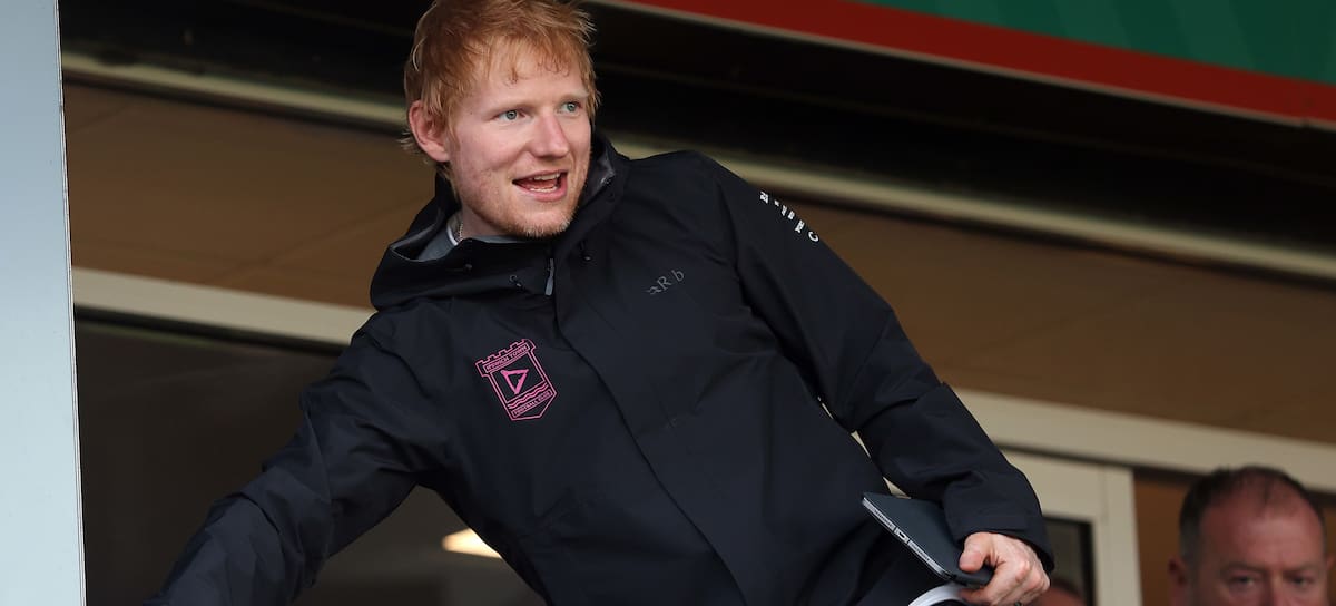 Ed Sheeran en el partido de la primera ronda de la Carabao Cup entre el Bromley y el Ipswich Town, disputado en Hayes Lane el 12 de agosto de 2025 en Bromley, Inglaterra.