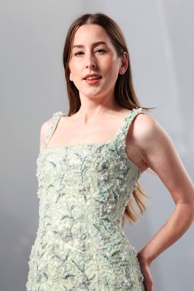 Alana Haim no perdía esta fiesta que reune a las grandes celebridades del momento. Ella suele ser una habitual y en esta ocasión, nos ha adelantado la primavera con su vestido.