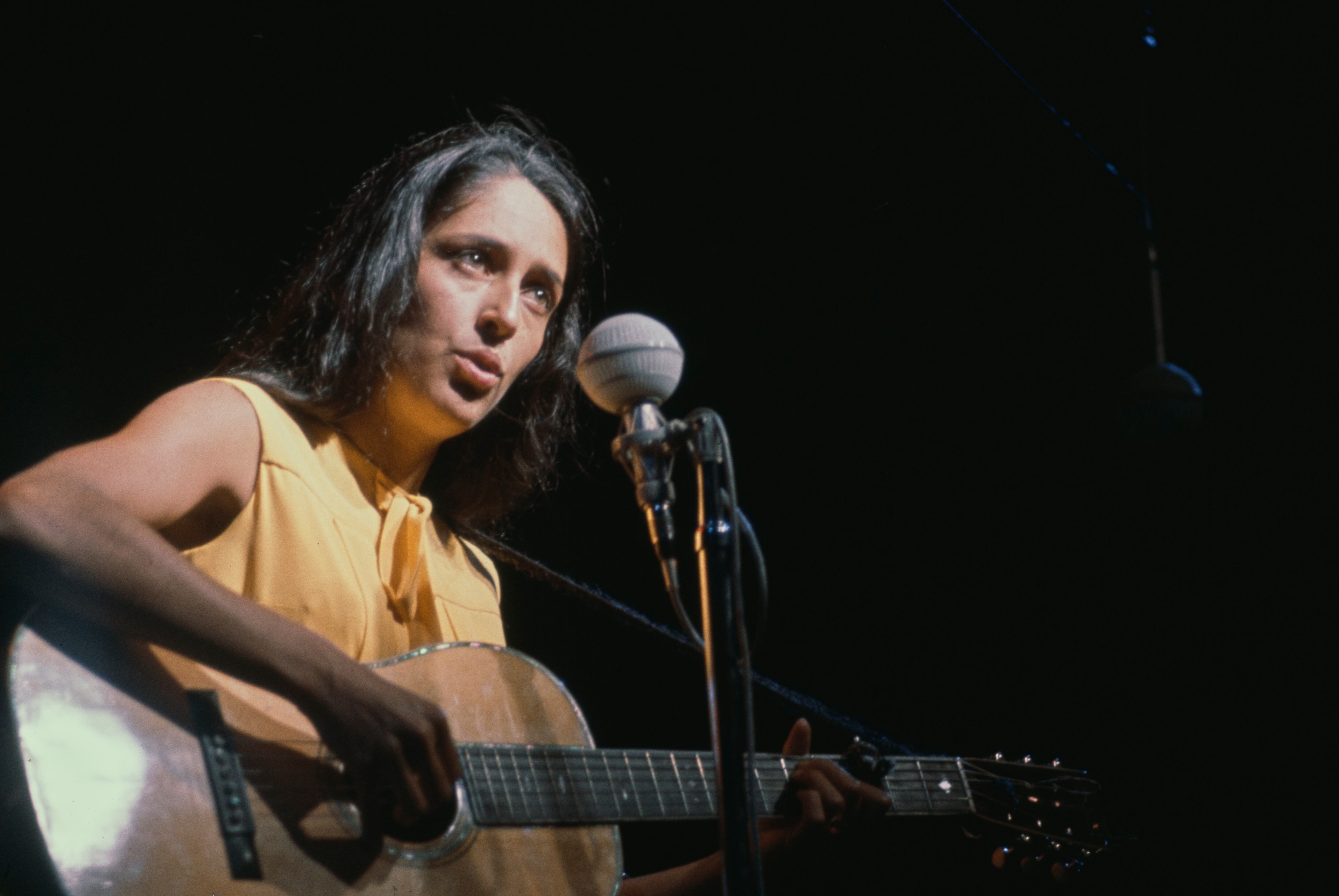 Joan Baez en 1964. / Gai Terrell/Redferns/Getty