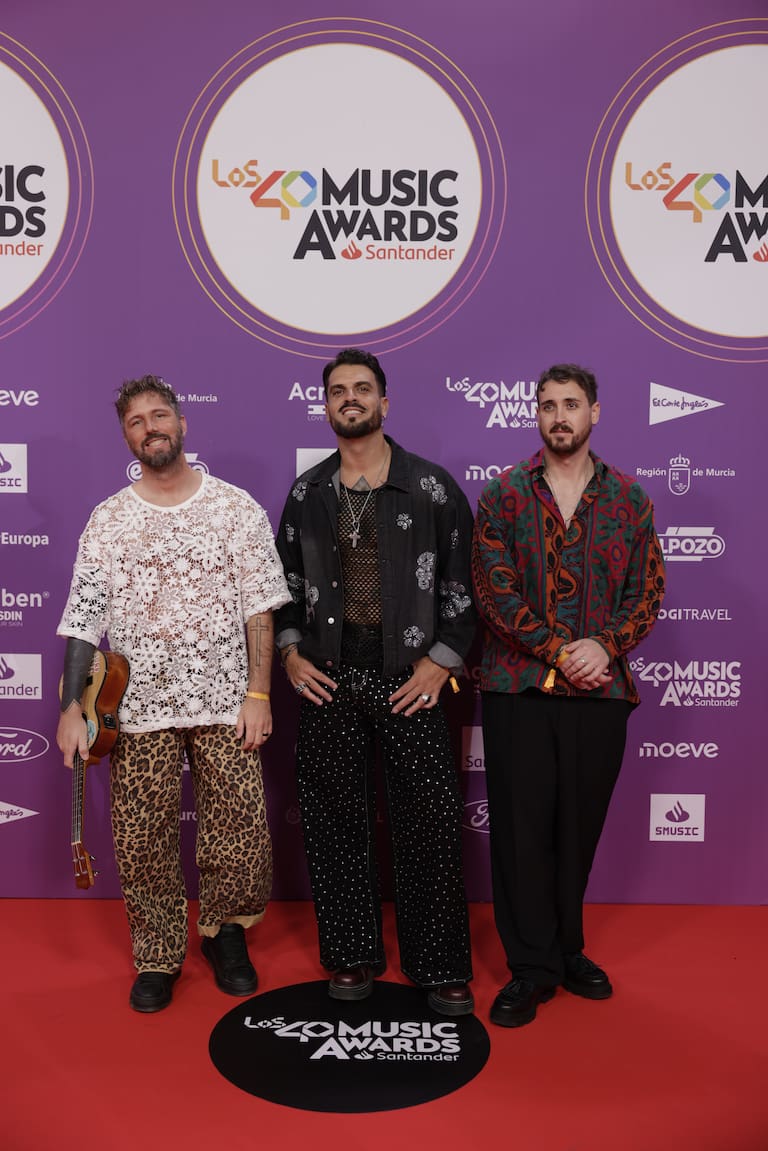 Los chicos de Bombai han traído el buen rollo con su característico estilo repleto de diferentes estampados y tejidos en LOS40 Music Awards Santander 2025.