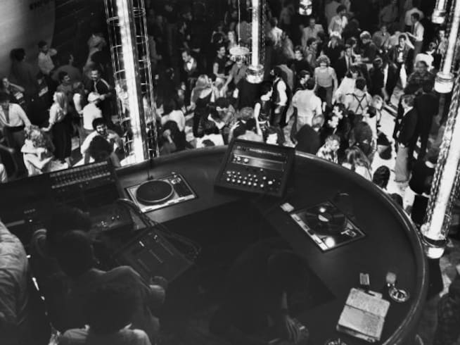 La sala Studio 54 de Nueva York en los años 70 llena de gente bailando.