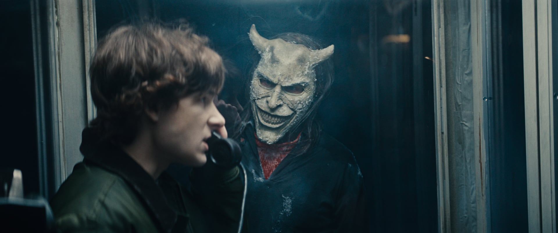 Finn, interpretado por Mason Thames, y El Captor, interpretado por Ethan Hawke, en &#039;Black Phone 2&#039;. / Universal Pictures