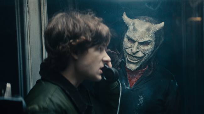 Finn, interpretado por Mason Thames, y El Captor, interpretado por Ethan Hawke, en 'Black Phone 2'. / Universal Pictures