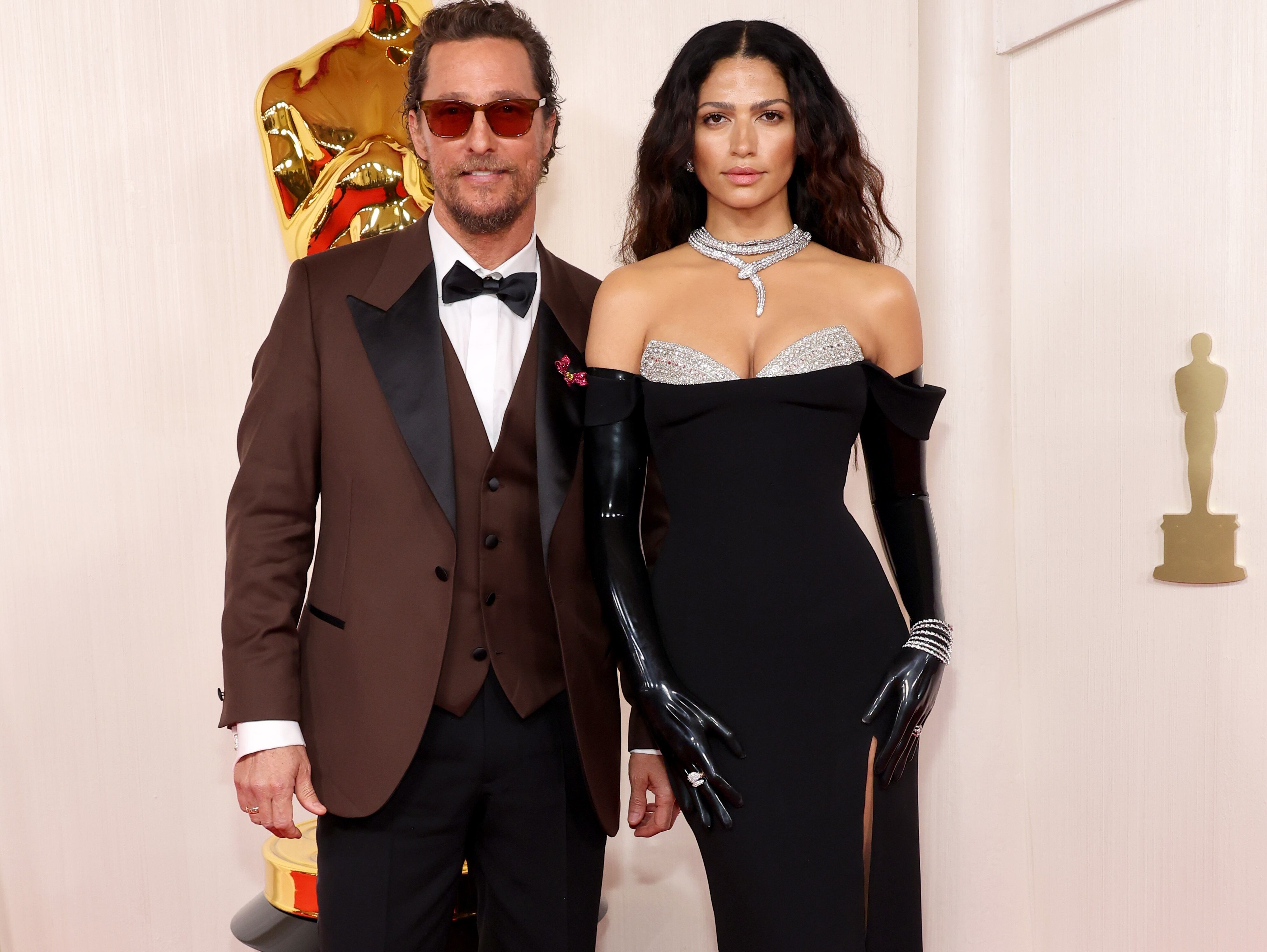 La noche fue de parejas. Matthew McConaughey y Camila Alves se arriesgaron con esos detalles ocres en el traje-chaqueta del actor y del sujetador plateado a la vista de su acompañante.