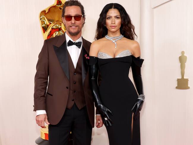 La noche fue de parejas. Matthew McConaughey y Camila Alves se arriesgaron con esos detalles ocres en el traje-chaqueta del actor y del sujetador plateado a la vista de su acompañante.