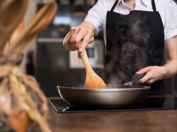 Un chef e instructor pide que jamás cocinemos estos 4 alimentos con este tipo de sartén