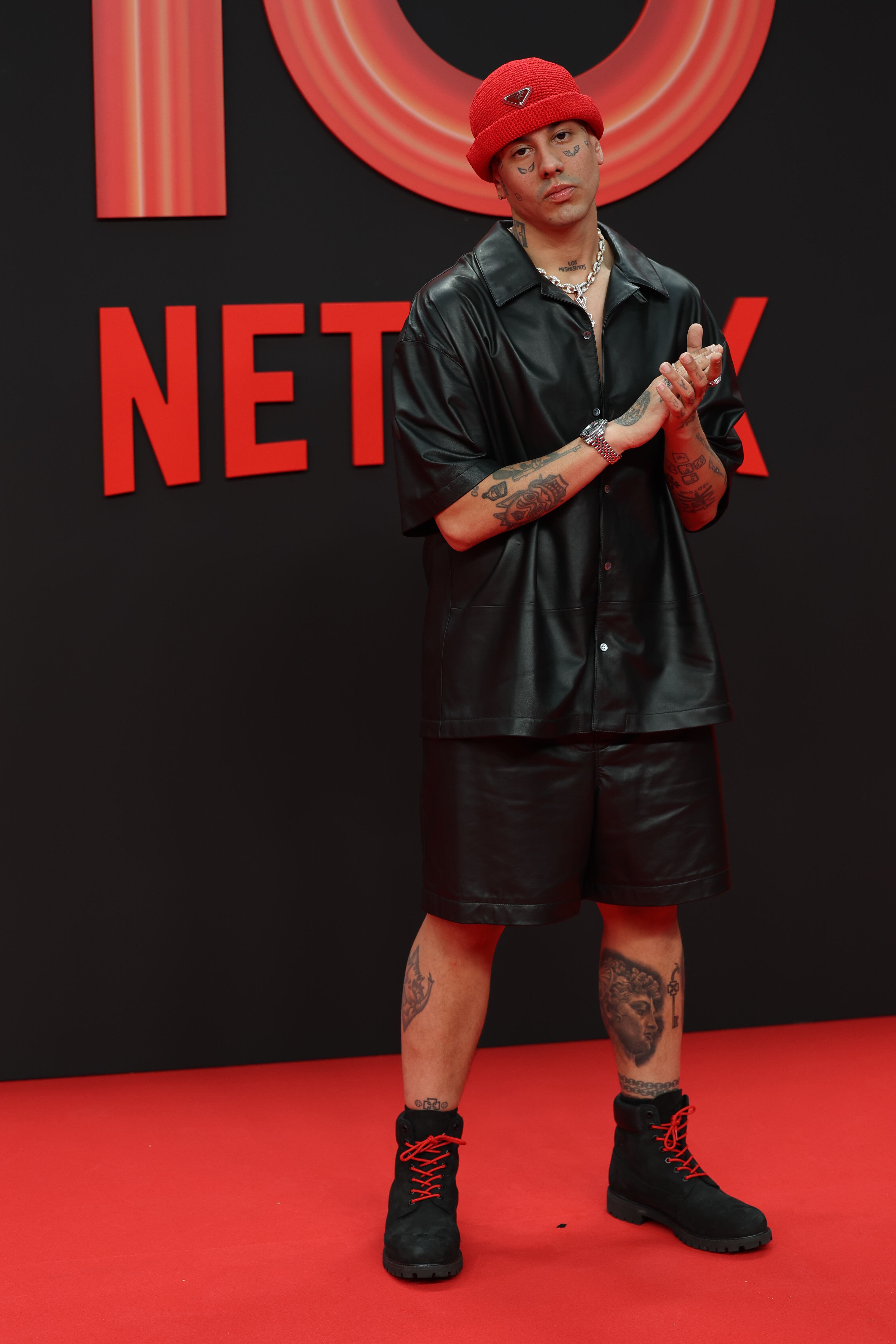 Hemos visto al argentino en los conciertos por España de su novia Emilia, pero esta noche, ha posado solo fiel a su estilo y con los colores exigidos.