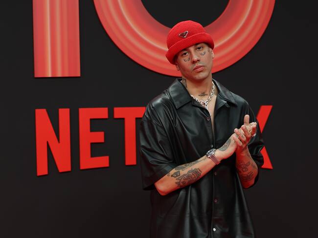 Hemos visto al argentino en los conciertos por España de su novia Emilia, pero esta noche, ha posado solo fiel a su estilo y con los colores exigidos.