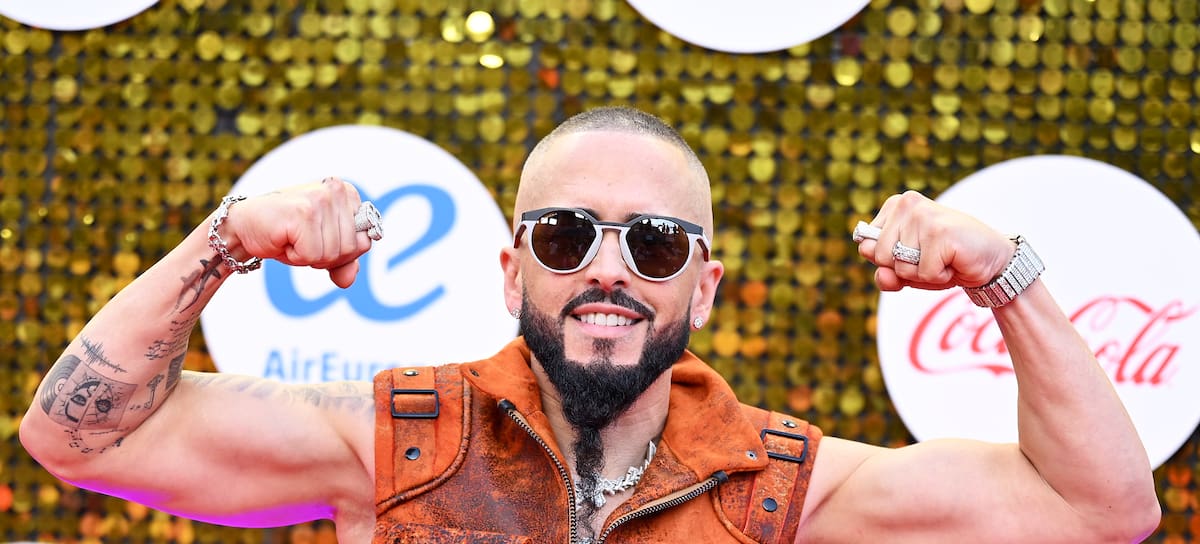 Yandel en la alfombra roja de Premios Juventud, gala que tuvo lugar en Starlite Marbella, septiembre de 2026.