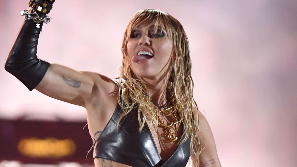 Miley Cyrus arrasa en la Super Bowl 2021: de dulce animadora a explosiva ‘cheerleader’