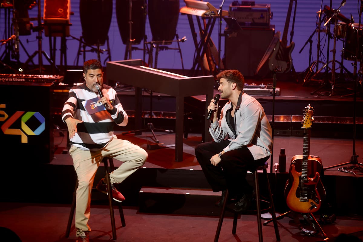Pablo Alborán y Tony Aguilar charlan minutos antes de arrancar el concierto  LOS40 Básico en el Teatro Eslava de Madrid.