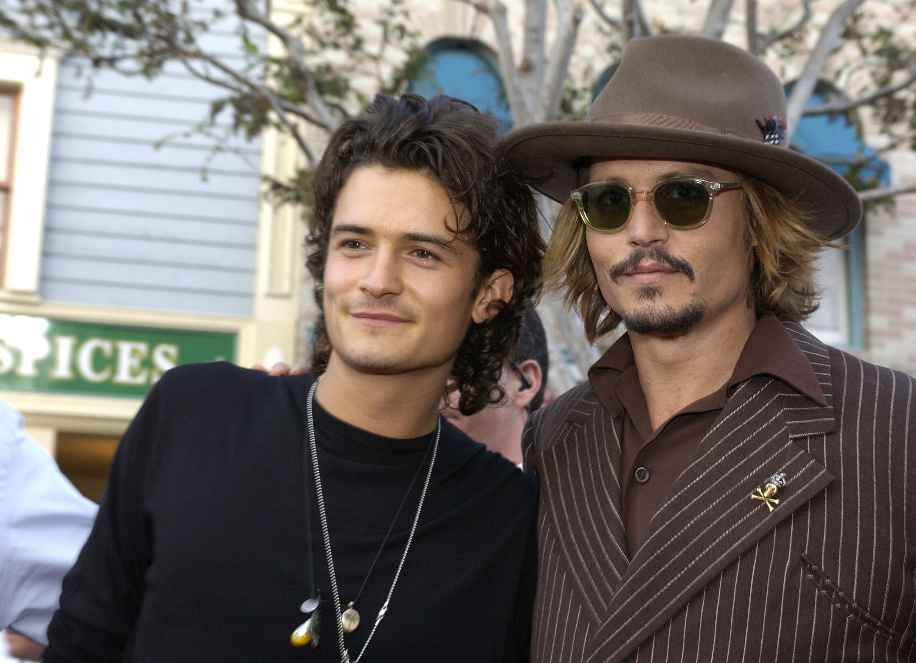 Orlando Bloom y Johnny Depp en una de las presentaciones de 'Piratas del Caribe: La Maldición de la Perla Negra' en 2003. / Lester Cohen/WireImage