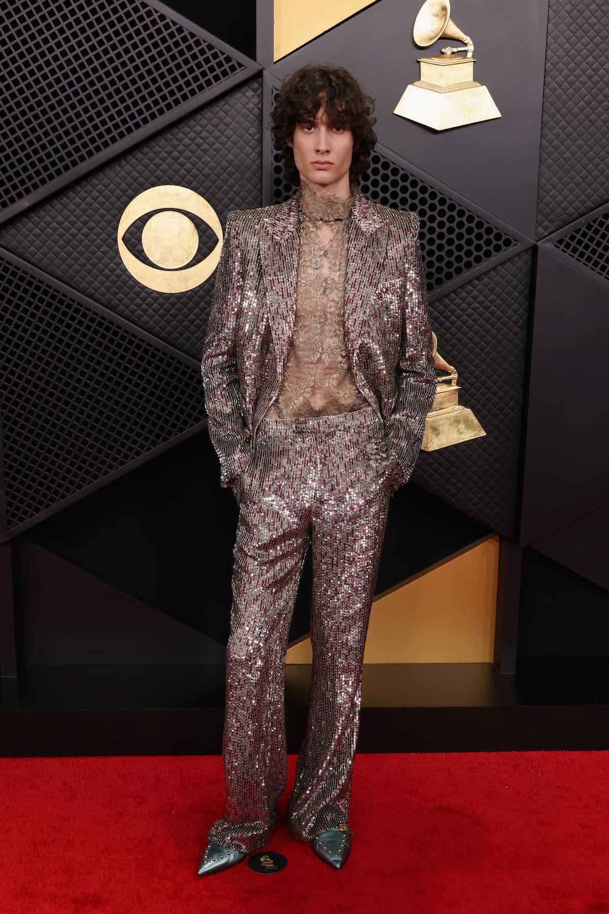 Está claro que Shane Michael Boose, más conocido como Sombr, quería brillar y no lo hizo solo con su actuación sino también con su estilismo firmado por Valentino.