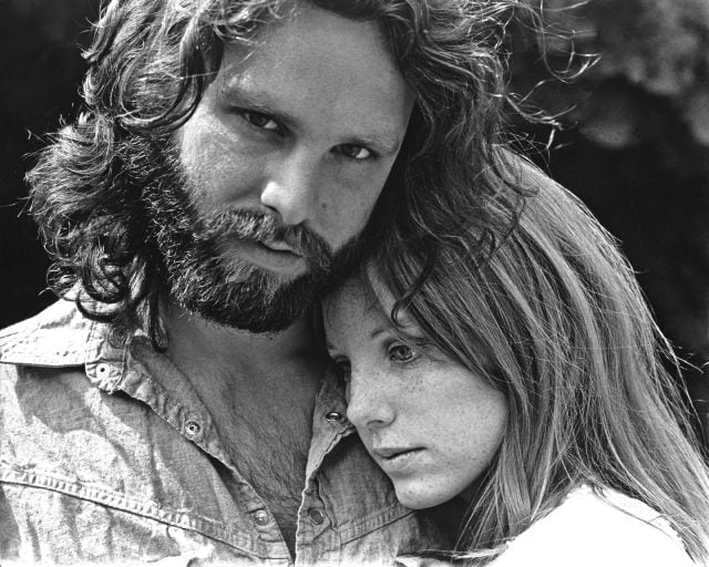 Jim Morrison, líder de The Doors, con su novia Pamela Courson, en 1969, en una sesión de fotos en California.