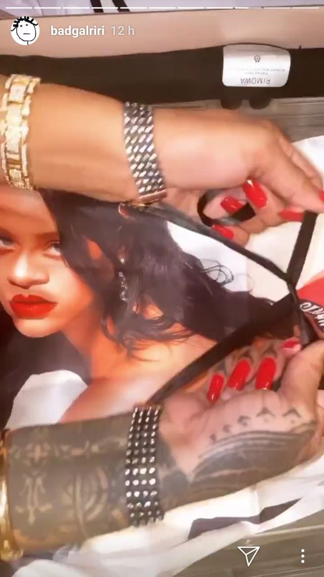 Rihanna nos presenta su kit de regalo para estas Navidades.