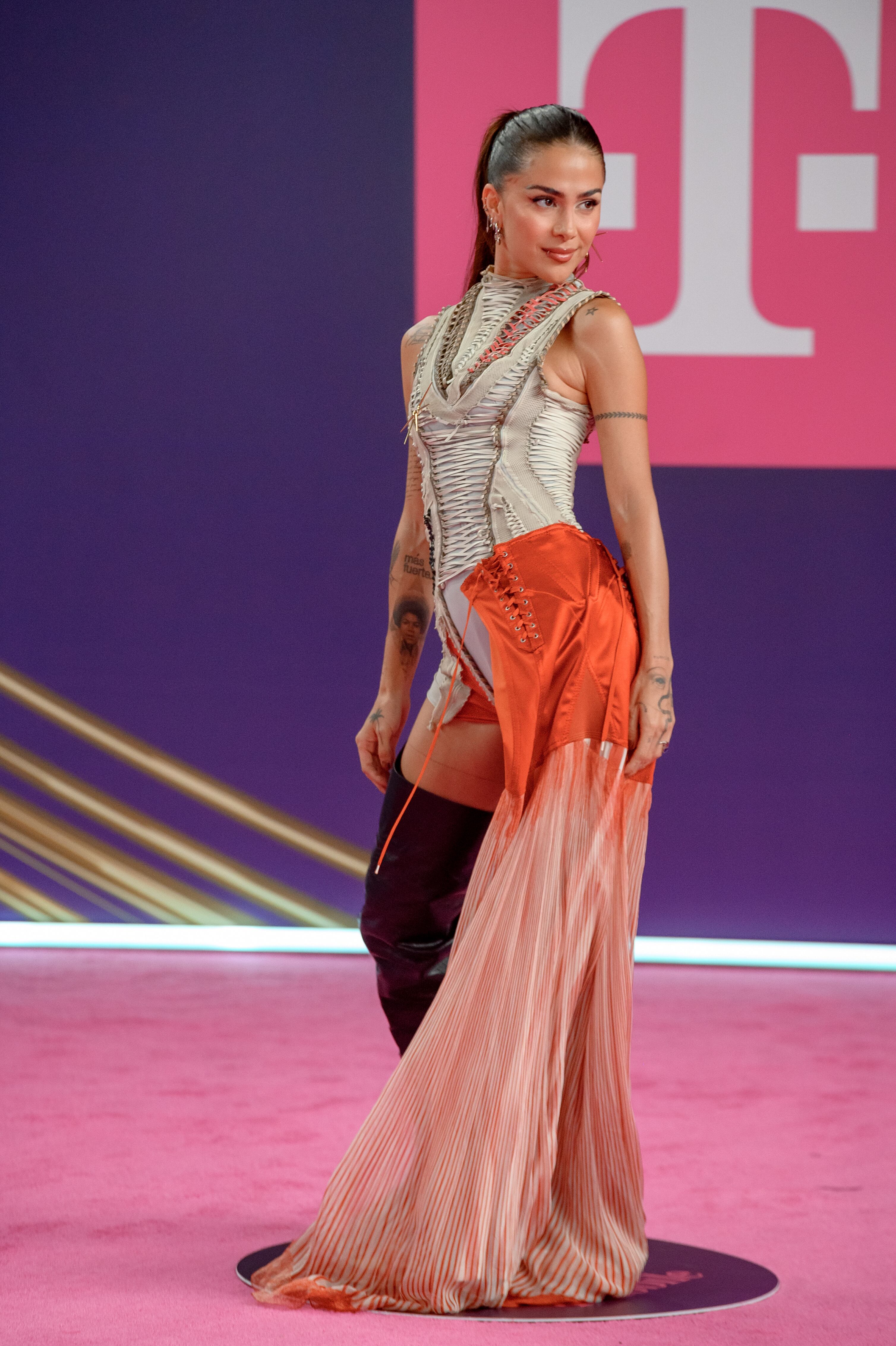 Greeicy lució un diseño asimétrico con body y falda y botas mosqueteras que le daban un aire muy killer.