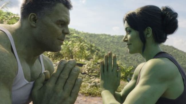 Dos primos haciendo yoga.