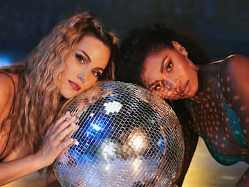 EDURNE Y NIA VIAJAN A LOS 80 EN EL VIDEOCLIP DE ‘TE QUEDASTE SOLO’