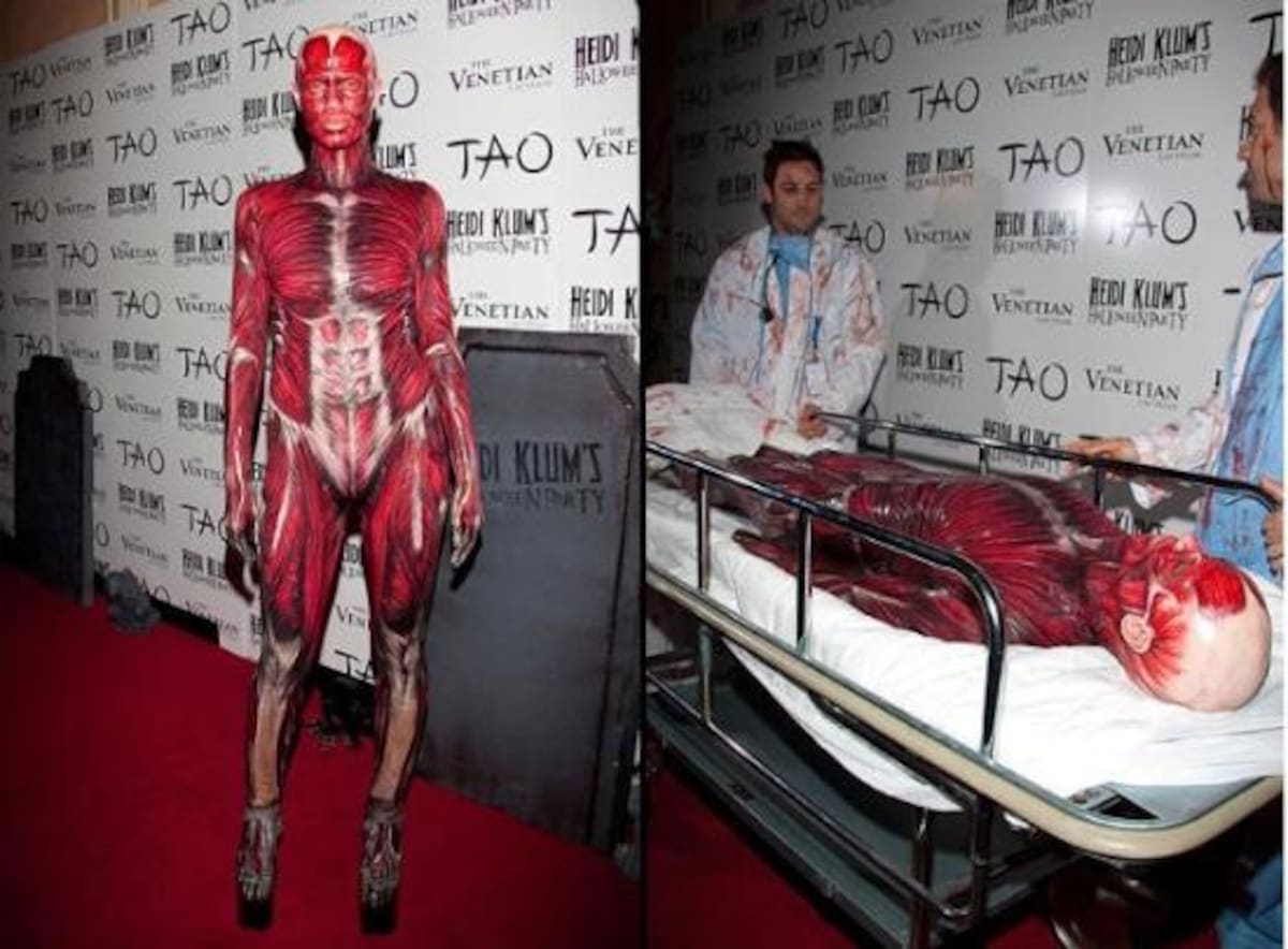 Heidi Klum ha querido ir más allá y este año con un disfraz de "mujer visible". Este original, y sorprendente modelito muestra a la alemana más musculosa que nunca, en el sentido más literal: "Básicamente, soy yo desnuda. Todas mis venas y mi sandre serán visibles", confesaba Heidi. Para ambientar su disfraz, Heidi hizo su entrada al photocall en una camilla de hospital. El toque glamuroso lo ponían unos zapatos de plataforma a juego con el resto de su anatomía. ¡Así sí, Heidi!