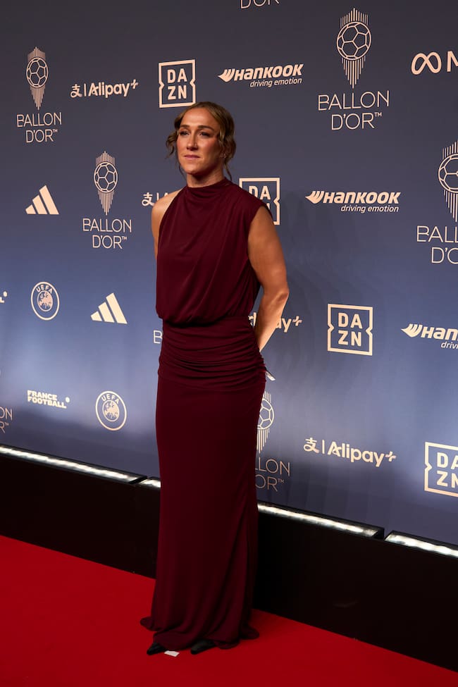Lucy Bronze posa a su llegada a la 70ª edición del Balón de Oro.