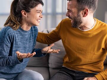 Los psicólogos revelan el significado oculto si una persona no deja de tocarte mientras hablas con ella