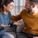 Los psicólogos revelan el significado oculto si una persona no deja de tocarte mientras hablas con ella