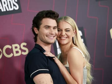 El actor Chase Stokes (‘Outer Banks’) y la cantante Kelsea Ballerini, posan en su primera alfombra roja juntos