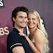 El actor Chase Stokes (‘Outer Banks’) y la cantante Kelsea Ballerini, posan en su primera alfombra roja juntos