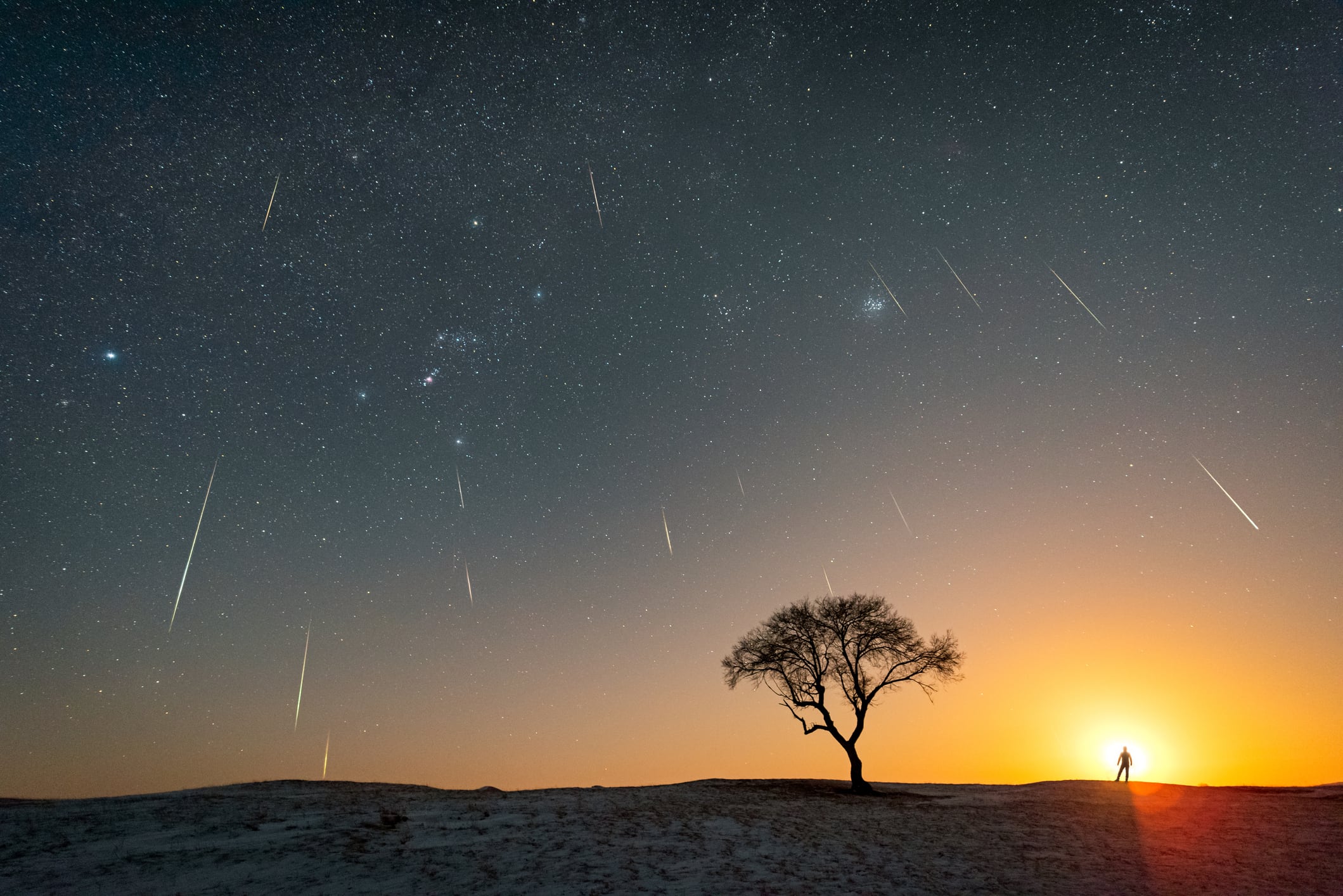 Paisaje nocturno con las Perseidas.