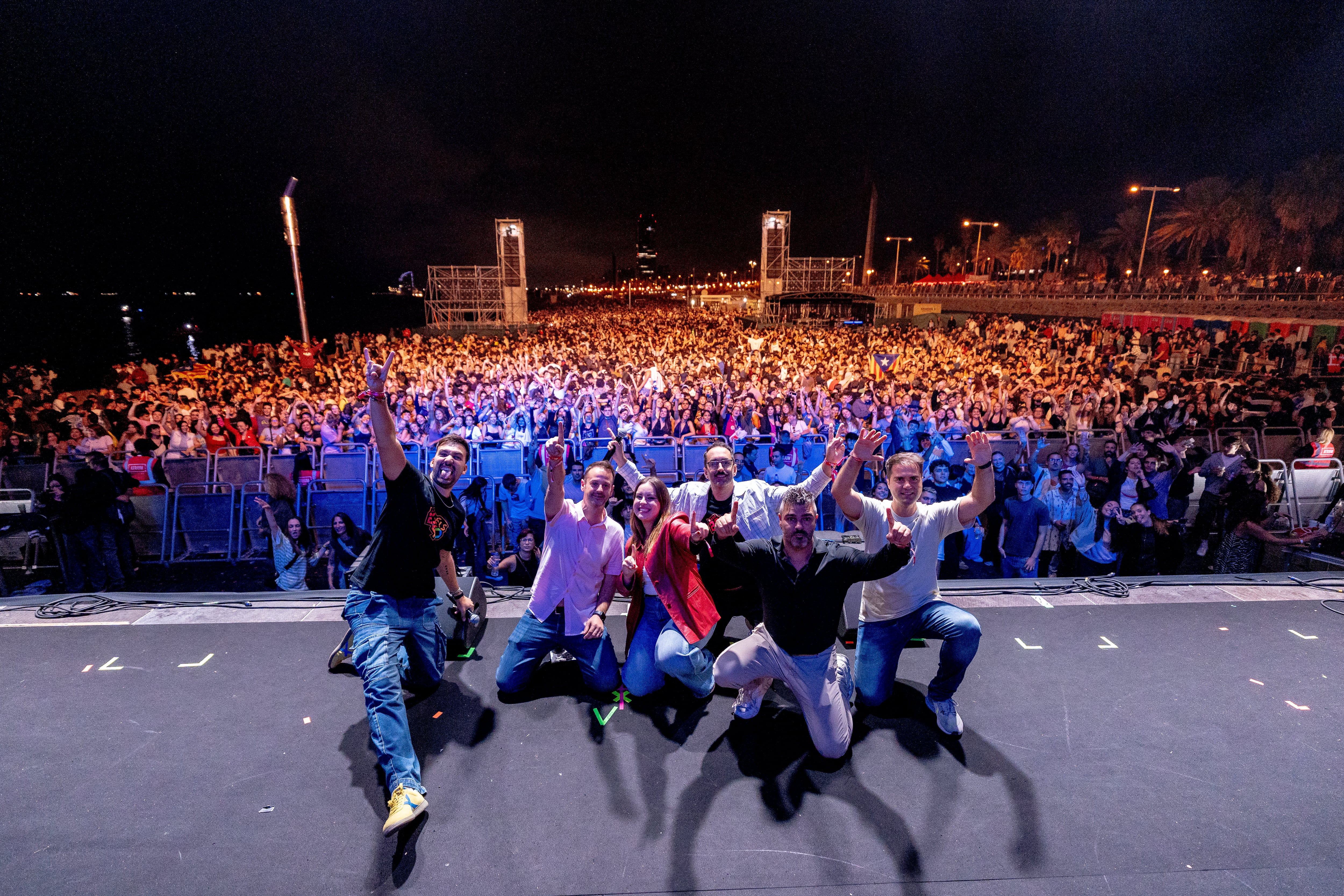 Víctor de la Torre, Adrià Soler, Sergi Sánchez, Laia Partida, Uri Mora i Adrià Ortega acomiaden ELS40 Pop La Mercè 2025 fins el pròxim any a platja del Bogatell de Barcelona.