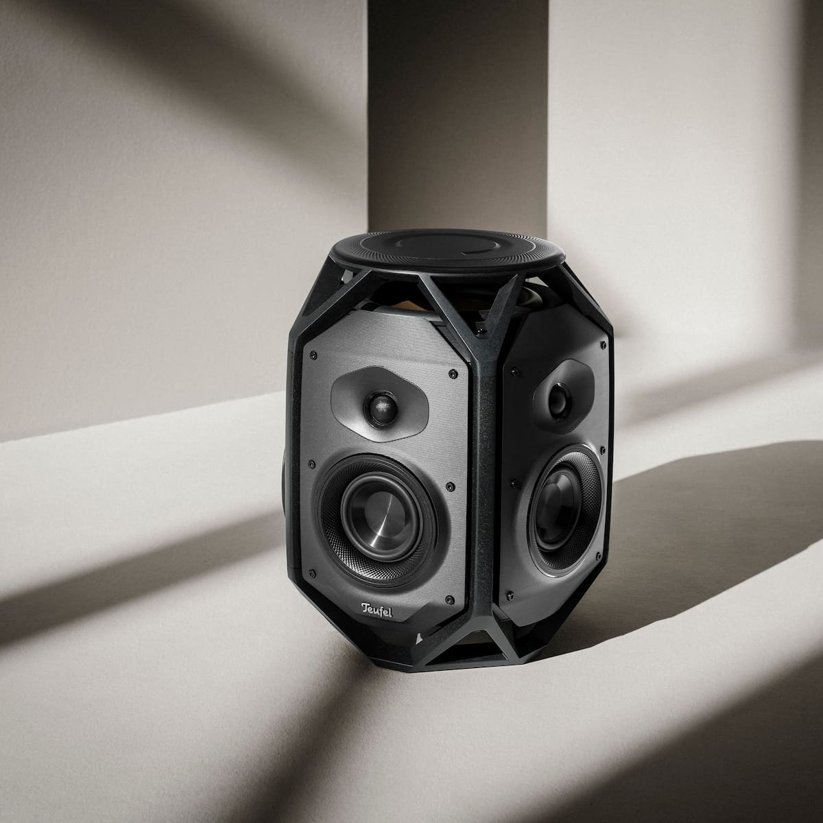 Teufel IKONIO: el nuevo altavoz Wi-Fi de 4 cifras que promete llevar el sonido de cine a tu salón