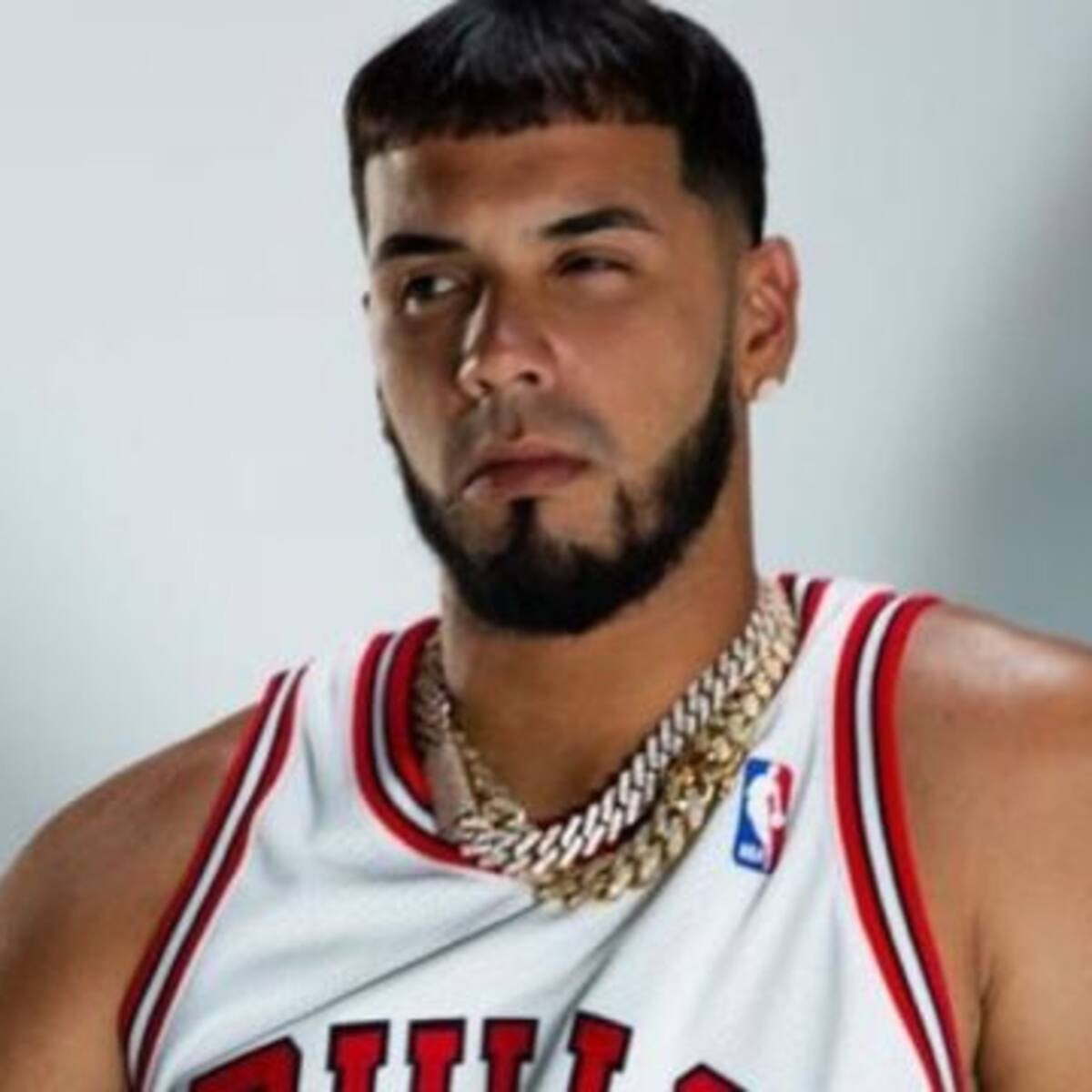 Un fan intentó robarle el reloj a Anuel AA en medio show