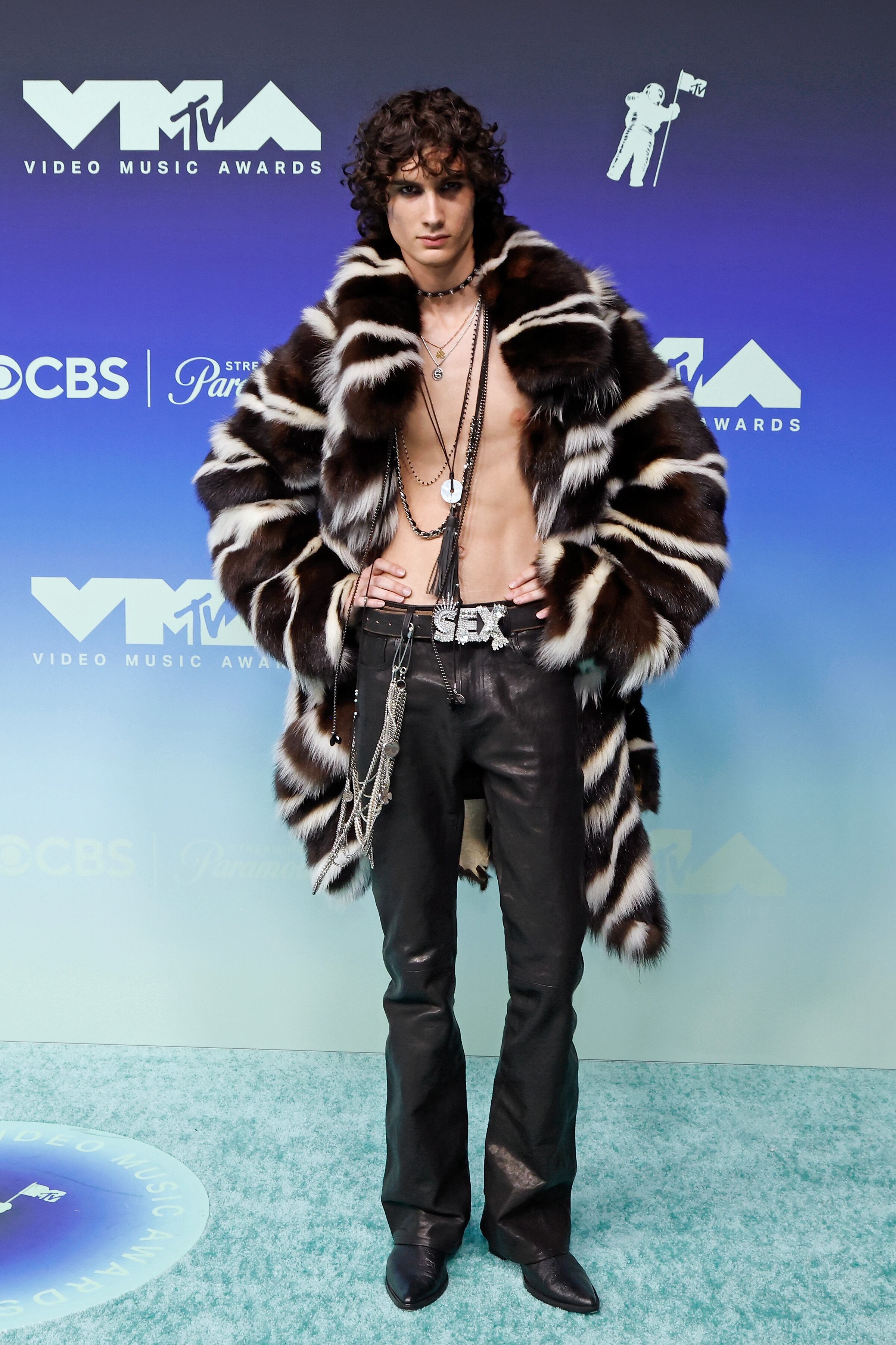 Sombr, en la alfombra roja de los MTV VMAs 2026.