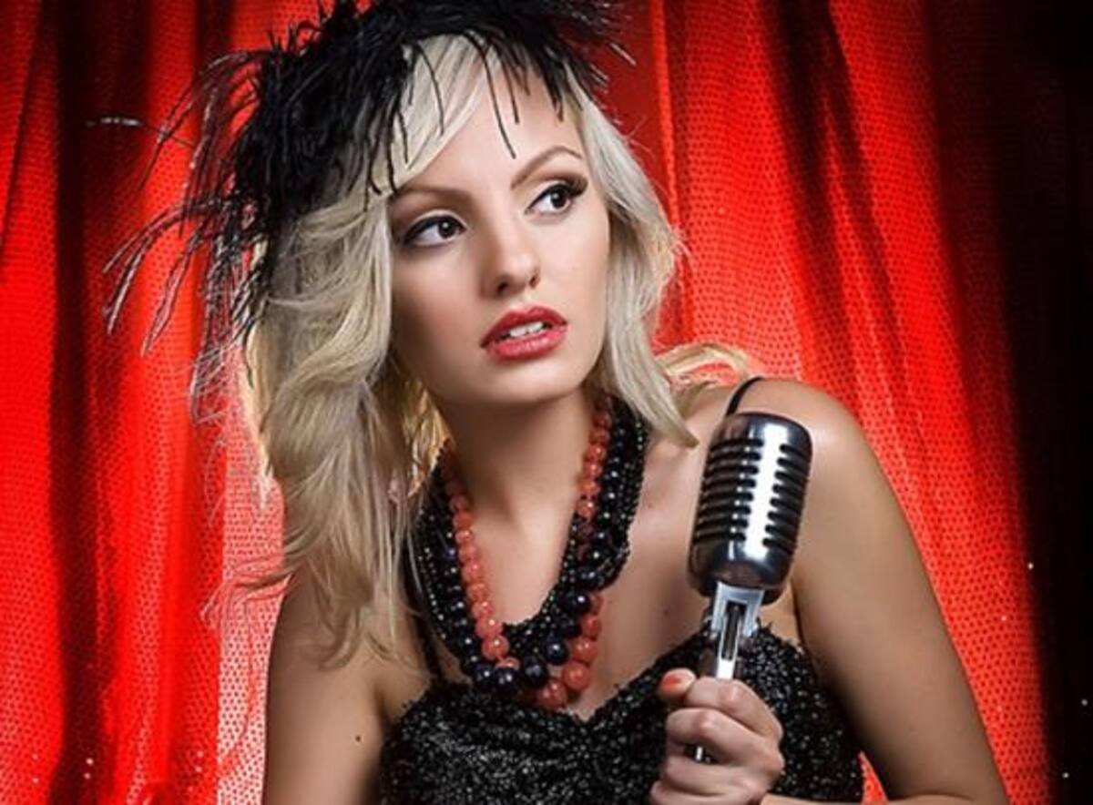 Los géneros musicales que más le gustan son el dance y el house