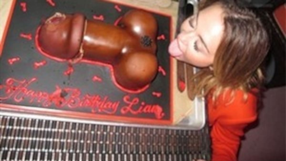 Miley Cyrus lame una tarta en forma de pene