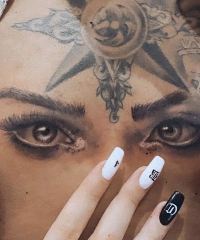 El tatuaje número 3, los ojos de Belinda en el pecho de Nodal