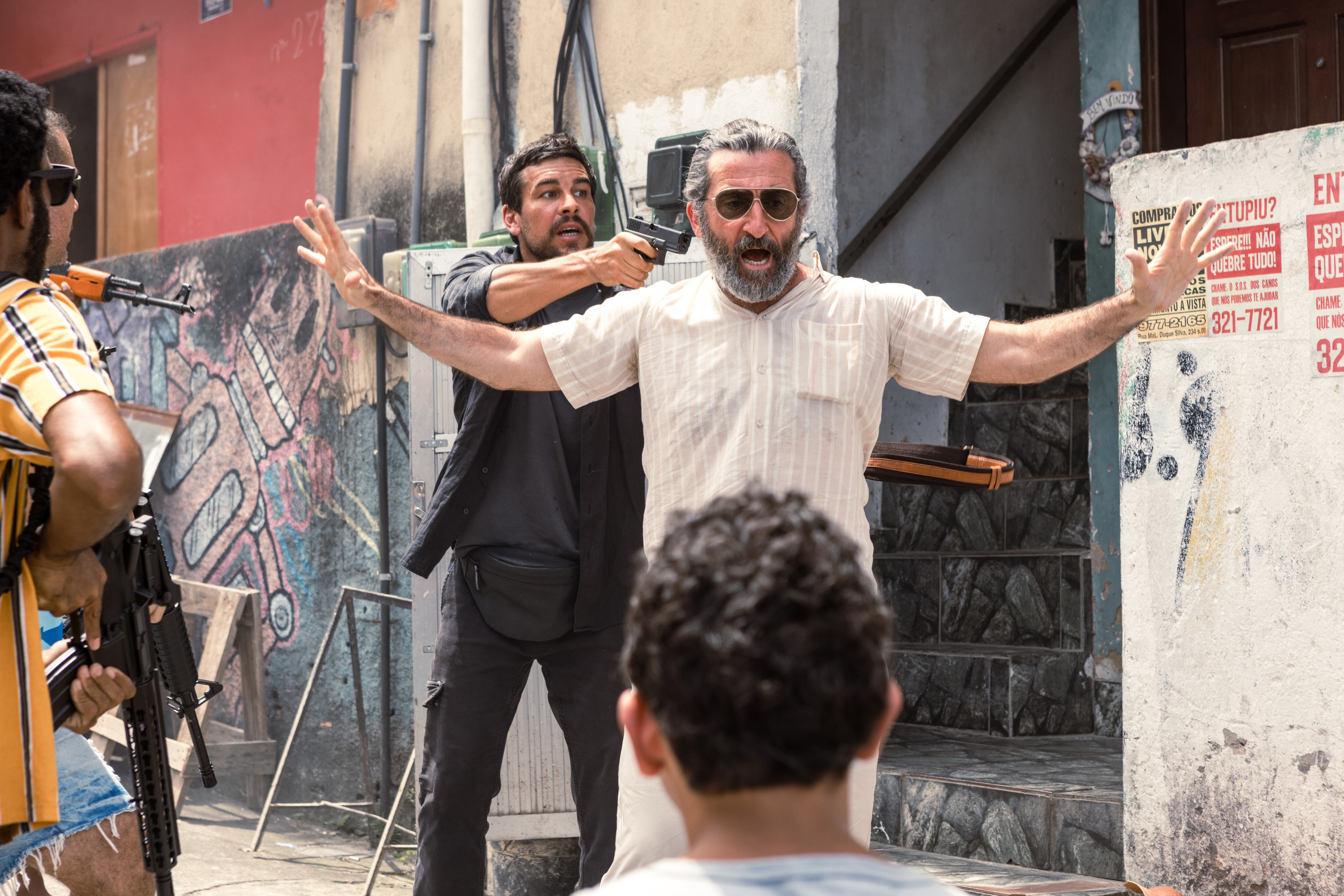 Mario Casas y Luis Zahera en 'Zeta'. / Helena Barreto / Prime Video